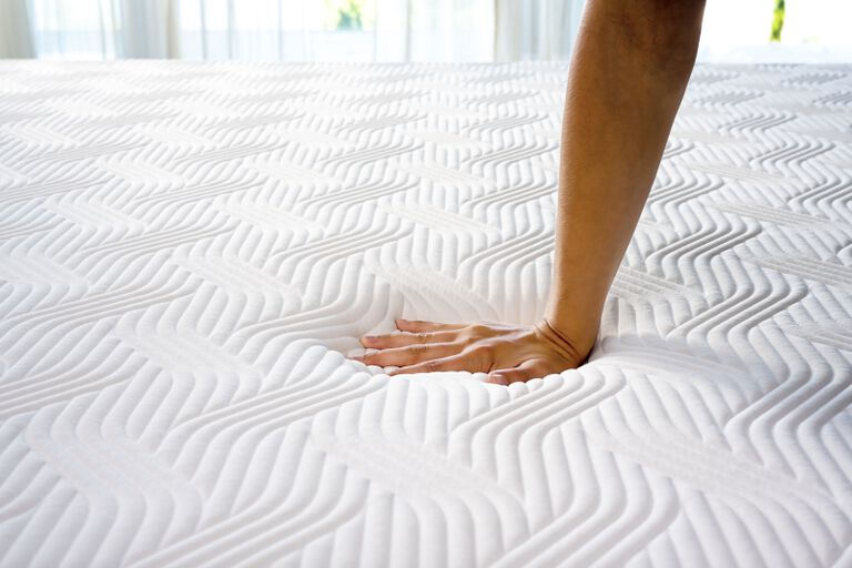 Main sur matelas Tempur